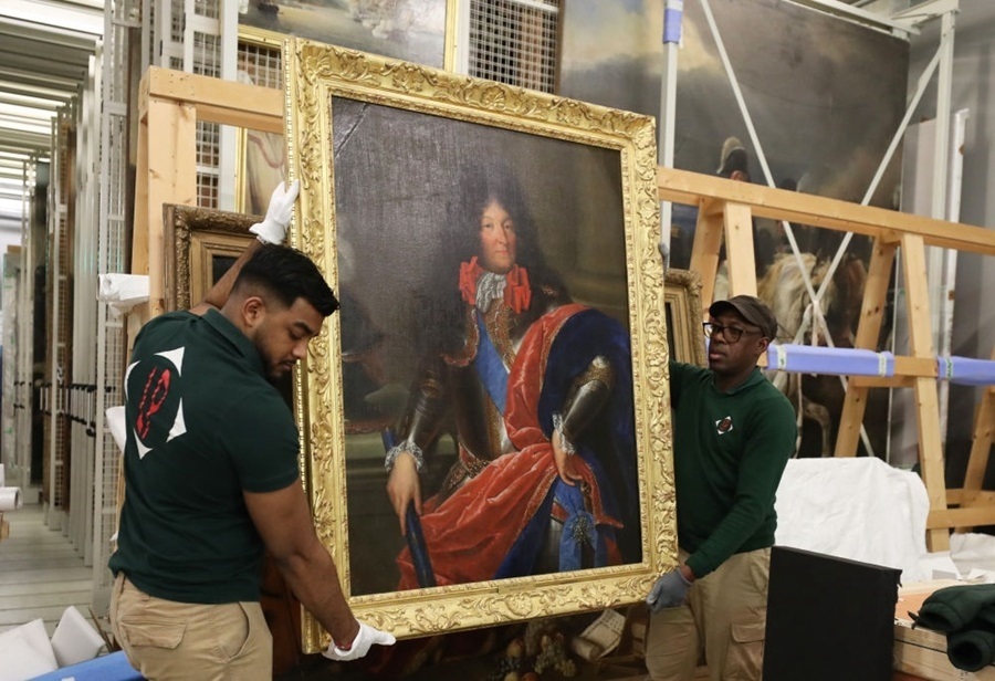  2024年3月11日，在法國巴黎近郊的凡爾賽宮，工作人員準(zhǔn)備打包油畫《路易十四戎裝像》。在2024年中法建交60周年暨中法文化旅游年之際，凡爾賽宮和故宮博物院將于4月至6月在故宮共同舉辦“凡爾賽宮與紫禁城”展覽。凡爾賽宮工作人員將70余件法方展品打包裝箱，計(jì)劃在不久之后將其運(yùn)往北京。新華社記者 高靜 攝