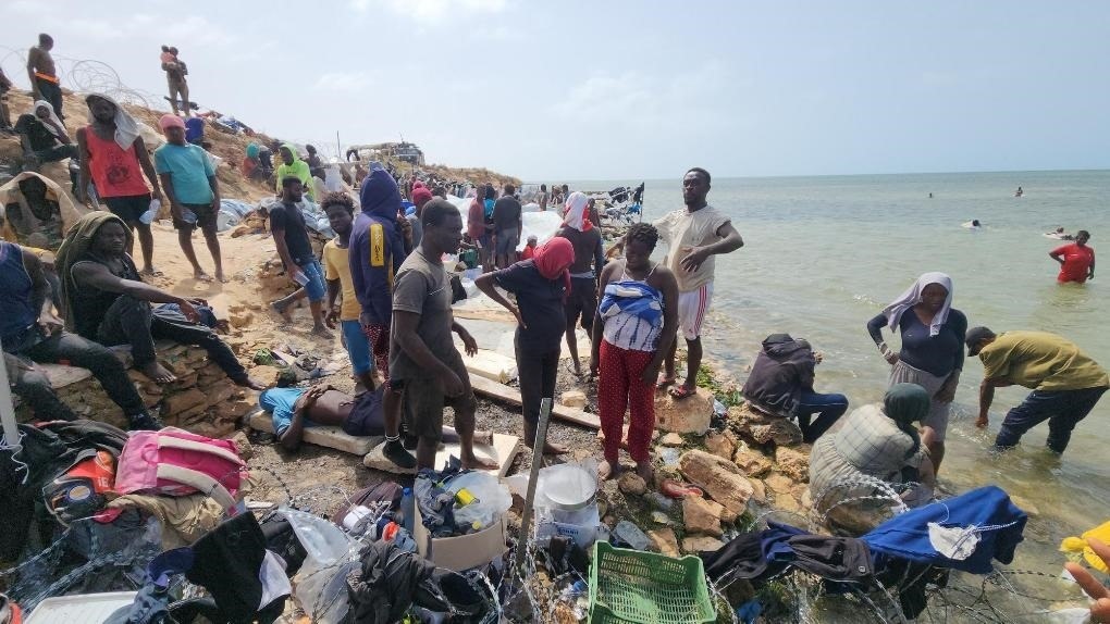 2023年7月26日，在突尼斯與利比亞邊境的艾季迪爾角，眾多移民滯留在地中海海岸邊。新華社發(fā)（哈姆扎·圖爾基亞攝）