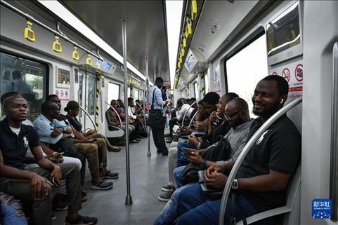 2月28日，在尼日利亞拉各斯，人們乘坐輕軌藍(lán)線列車(chē)。新華社記者 韓旭 攝