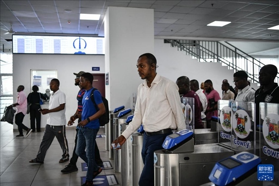 2月28日，在尼日利亞拉各斯，人們?cè)谳p軌藍(lán)線碼頭站刷卡出站。新華社記者 韓旭 攝