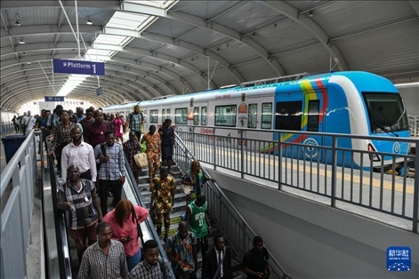 2月28日，在尼日利亞拉各斯，人們?cè)谳p軌藍(lán)線碼頭站下車(chē)出站。新華社記者 韓旭 攝