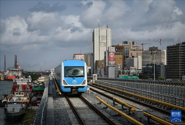 這是2月28日在尼日利亞拉各斯拍攝的一列輕軌藍(lán)線列車(chē)。新華社記者 韓旭 攝
