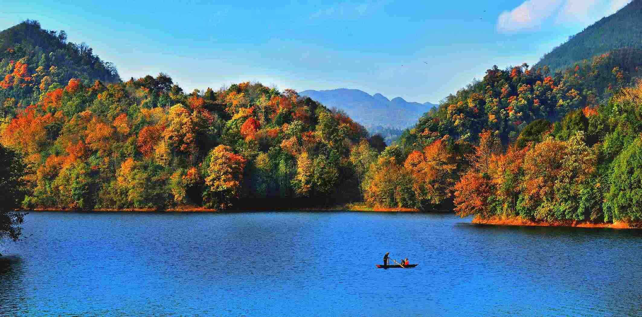 百里杜鵑湖好風(fēng)光。羅冠宇 攝