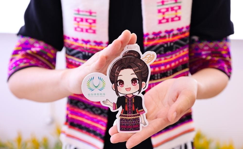 △2024年3月22日，博鰲機(jī)場工作人員展示“博鰲香”香氛卡片。