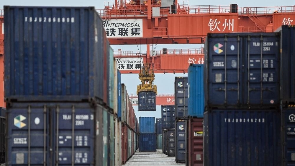 △2023年5月11日，在廣西欽州鐵路集裝箱中心站，塔吊在下卸集裝箱。近年來，在RCEP政策紅利推動(dòng)下，中國與東盟產(chǎn)業(yè)合作不斷深化，助力區(qū)域經(jīng)濟(jì)發(fā)展。