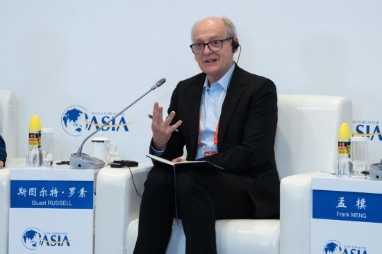 3月27日，《人工智能：現(xiàn)代方法》作者、加州大學(xué)伯克利分校計算機科學(xué)系教授斯圖爾特·羅素在分論壇上發(fā)言。新華社記者 曹夢瑤 攝