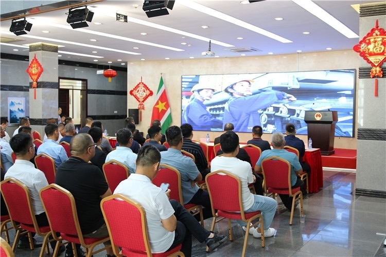 當(dāng)?shù)貢r(shí)間3月26日下午，中國品牌重型機(jī)械、載重車輛宣傳推介會(huì)在中國駐蘇里南大使館舉行。圖為宣介會(huì)現(xiàn)場(chǎng)。中國駐蘇里南大使館供圖