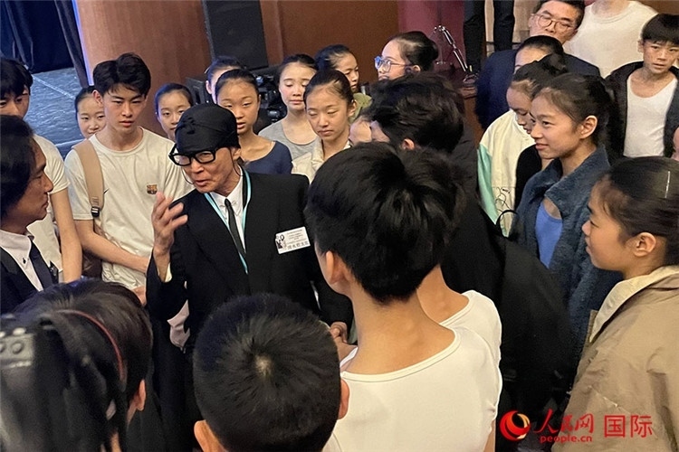 松山芭蕾舞團總代表清水哲太郎與中央芭蕾舞團舞蹈學(xué)校的學(xué)生們交流。人民網(wǎng)記者 張麗婭攝