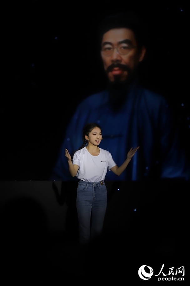 數字人“聞一多”與青年學生隔空對話。人民網記者 李發(fā)興攝