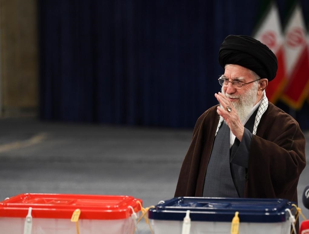 3月1日，在伊朗首都德黑蘭，伊朗最高領(lǐng)袖哈梅內(nèi)伊在設(shè)于領(lǐng)袖府內(nèi)的投票站投票。新華社記者沙達(dá)提攝