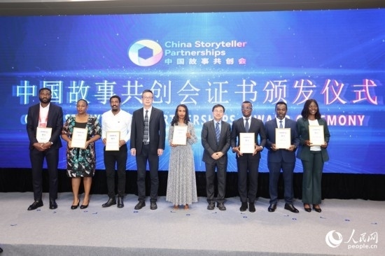 現(xiàn)場(chǎng)頒發(fā)證書。人民網(wǎng)記者 陳博攝