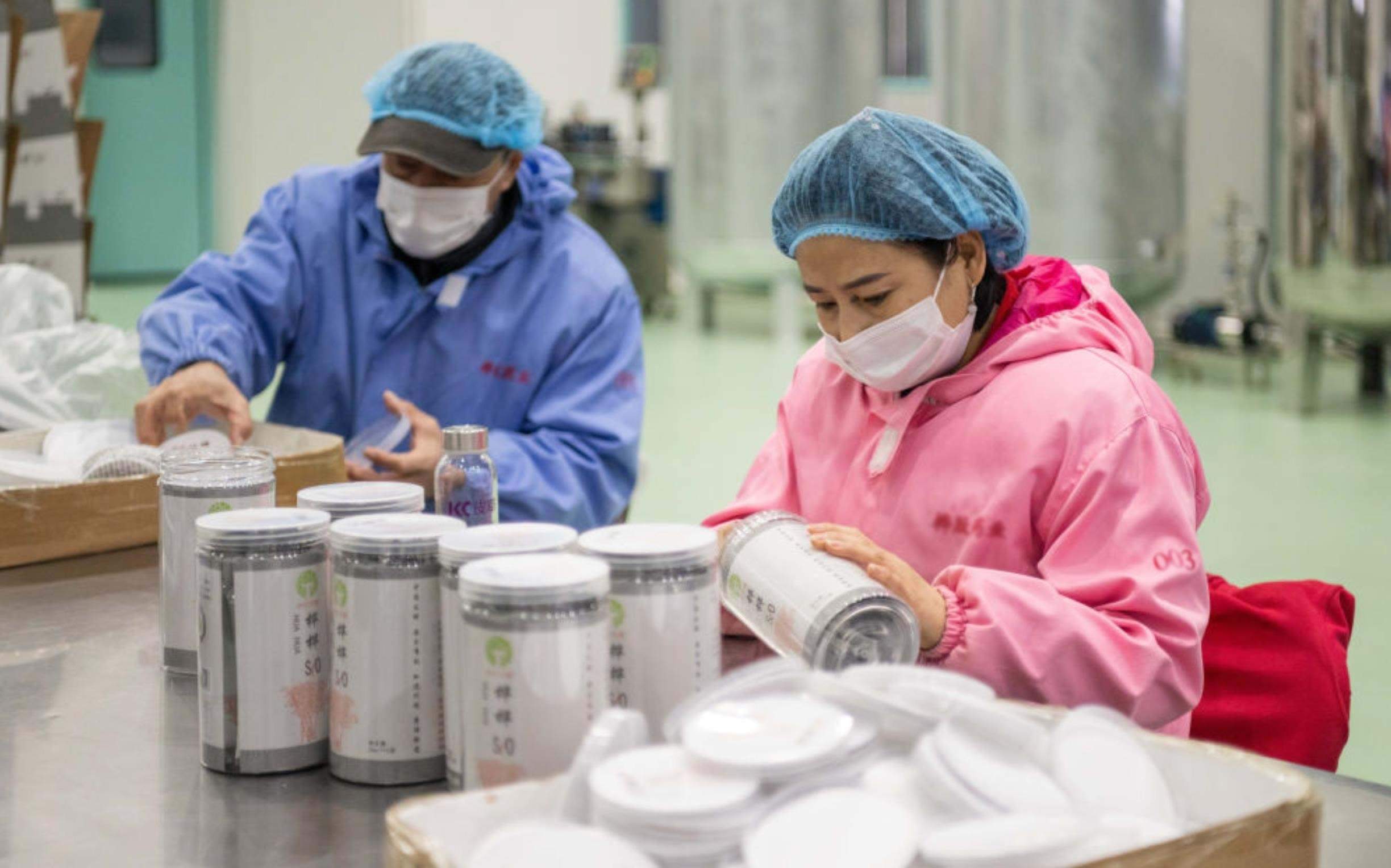 △2024年3月12日，黑龍江伊春一家公司內(nèi)，工作人員在包裝樺樹汁相關(guān)產(chǎn)品。