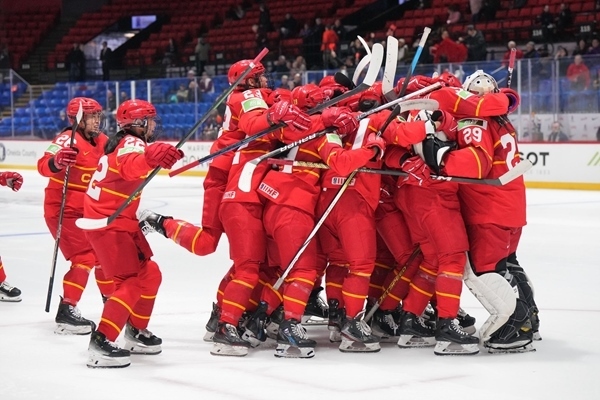 中國隊慶祝比賽勝利。圖片來源：國際冰聯(lián)