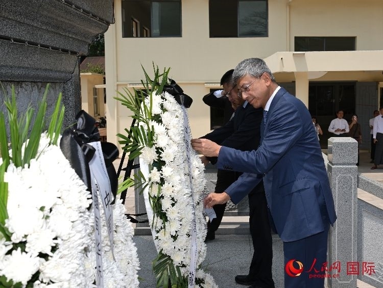 陳海大使向中國遠征軍紀念碑敬獻花籃。人民網記者 謝佳君攝