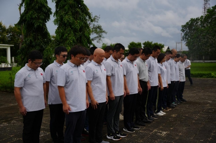 醫(yī)療隊(duì)隊(duì)員默哀。中國援桑醫(yī)療隊(duì)供圖