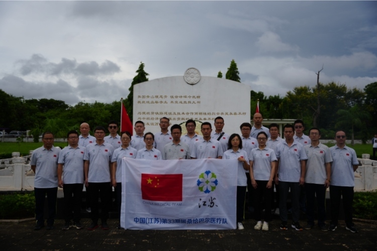 醫(yī)療隊(duì)合影。中國援桑醫(yī)療隊(duì)供圖