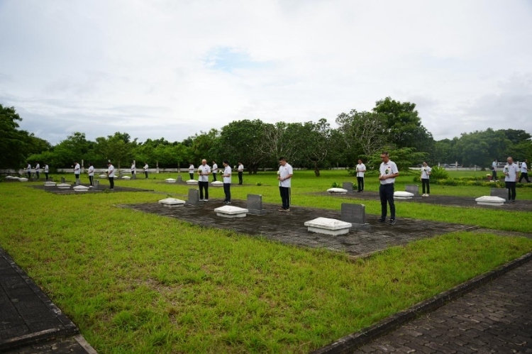 醫(yī)療隊(duì)隊(duì)員向烈士們獻(xiàn)花。中國援桑醫(yī)療隊(duì)供圖