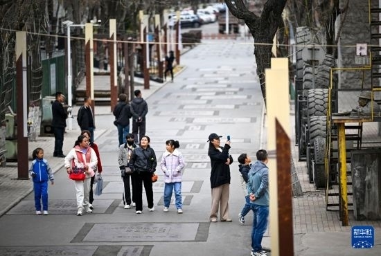 4月5日，游客在寧夏石嘴山市大武口洗煤廠工業(yè)遺址公園游覽。新華社記者 馮開(kāi)華 攝
