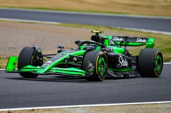 4月5日，索伯車(chē)隊(duì)中國(guó)車(chē)手周冠宇在練習(xí)賽中。新華社記者 張笑宇 攝