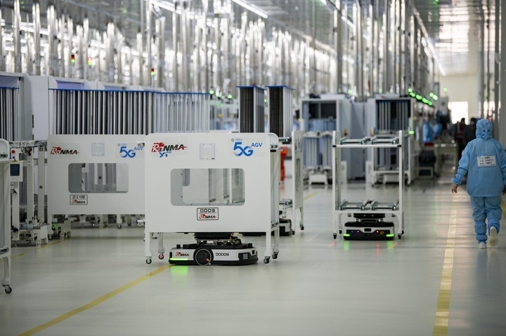 2024年1月10日，在位于浙江省金華市金義新區(qū)的潤(rùn)馬光能集團(tuán)金華工廠智能化生產(chǎn)車(chē)間里，AGV（自動(dòng)導(dǎo)引運(yùn)輸）小車(chē)忙碌穿梭在生產(chǎn)單元之間。圖源新華社