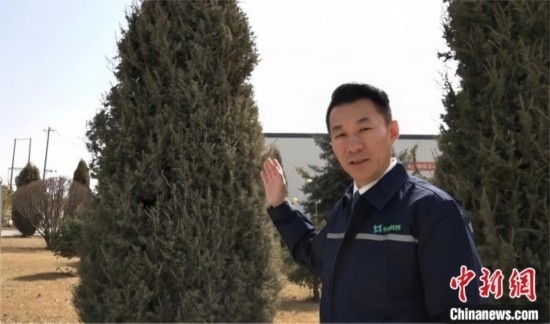 圖為王佐向記者介紹自己的新能源綠電廠區(qū)。白先森 攝