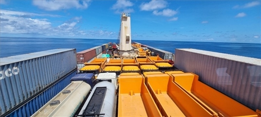 中蘇海運(yùn)直航貨輪在海上行駛。中國駐蘇里南大使館供圖