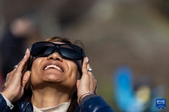 4月8日，一名女子在美國紐約州普拉茨堡觀看日食。新華社發(fā)（文森特·約翰遜攝）