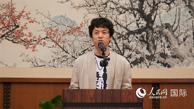 影片導演竹內亮致辭。人民網 蔣曉辰攝