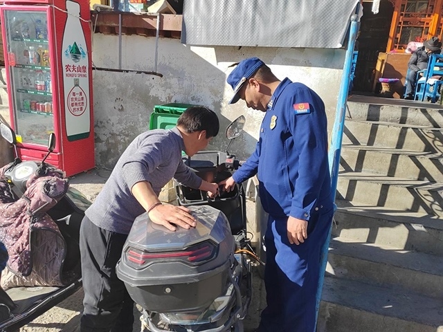 拉薩市消防救援支隊(duì)組織開(kāi)展電動(dòng)自行車(chē)消防安全檢查工作。受訪(fǎng)者供圖