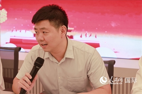 中國駐里約總領(lǐng)館領(lǐng)僑處處長齊冀在座談會上致辭。人民網(wǎng)記者 陳海琪攝