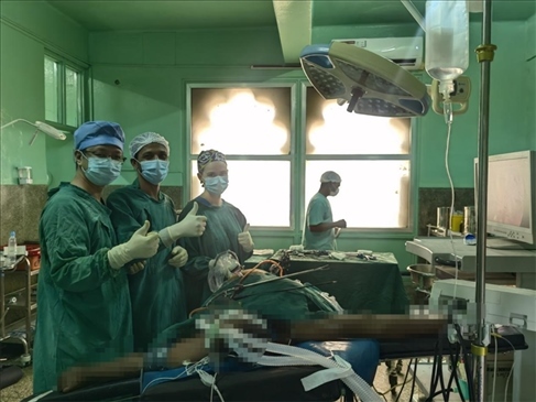 蔣國(guó)慶醫(yī)生（左）和當(dāng)?shù)蒯t(yī)生慶祝手術(shù)成功。中國(guó)援桑醫(yī)療隊(duì)供圖