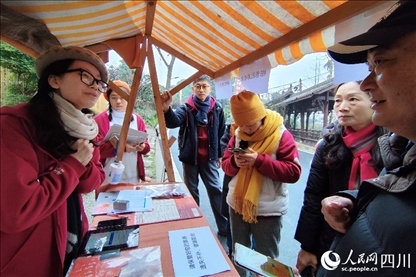 1月6日，“2024成都蒲江柑甜采摘節(jié)”上，記者見(jiàn)到了小萌（左一）和許多年輕人忙著做訪客接待、現(xiàn)場(chǎng)布置、票務(wù)核對(duì)、采摘服務(wù)等工作。人民網(wǎng)記者朱虹攝