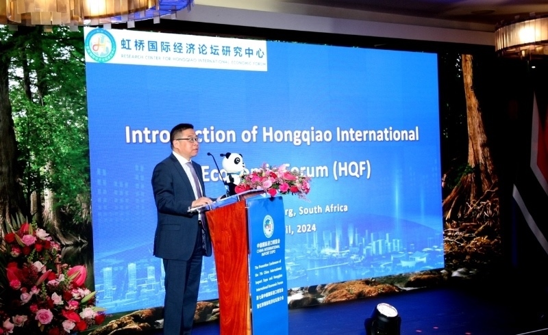 虹橋國(guó)際經(jīng)濟(jì)論壇研究中心副理事長(zhǎng)、商務(wù)部國(guó)際貿(mào)易經(jīng)濟(jì)合作研究院副院長(zhǎng)俞子榮致辭。（圖片來(lái)源：中國(guó)國(guó)際進(jìn)口博覽會(huì)官微）