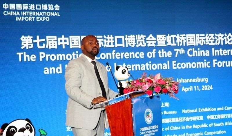 標(biāo)準(zhǔn)銀行集團(tuán)企業(yè)與商業(yè)銀行部國(guó)際貿(mào)易總經(jīng)理武巴致辭。（圖片來(lái)源：中國(guó)國(guó)際進(jìn)口博覽會(huì)官微）