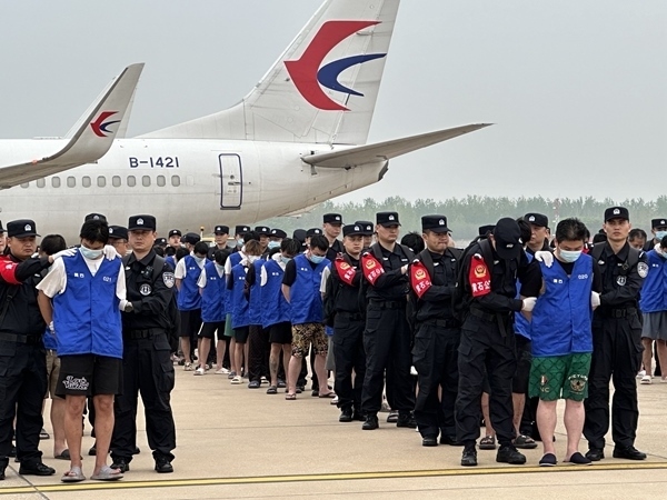 中國籍涉賭詐違法犯罪嫌疑人從柬埔寨被押解回國。人民網(wǎng)記者 郝萍攝