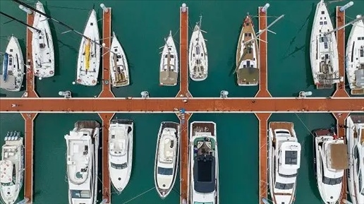 △超250艘船艇亮相第四屆消博會游艇展。