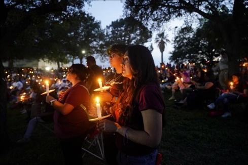 2023年5月24日，在美國得克薩斯州小城尤瓦爾迪，人們參加守夜儀式悼念校園槍擊遇害者。新華社記者吳曉凌攝