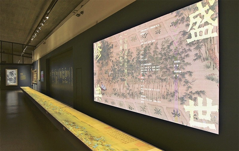 “中國歷代繪畫大系”，是習(xí)近平總書記親自批準(zhǔn)、高度重視的一項(xiàng)規(guī)模浩大、縱貫歷史、橫跨中外的國家級(jí)重大文化工程。圖為中國國家版本館杭州分館展示的“盛世修典——‘中國歷代繪畫大系’”收錄的數(shù)字化古畫（2023年5月31日攝）。 新華社記者 翁忻旸/攝