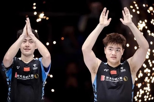 4月14日，梁偉鏗（右）/王昶在頒獎(jiǎng)儀式上。 新華社記者 江漢攝