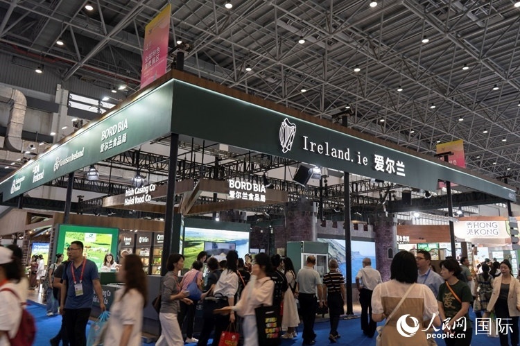 第四屆中國國際消費(fèi)品博覽會(huì)愛爾蘭國家館。人民網(wǎng) 常沙攝