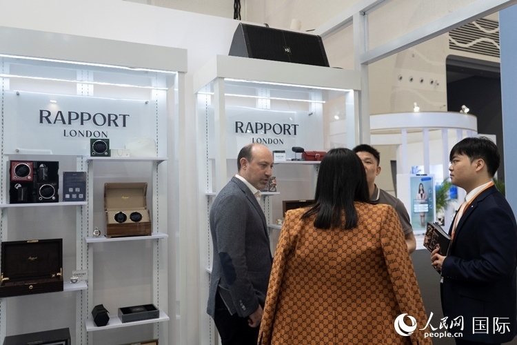 客商在第四屆中國國際消費(fèi)品博覽會(huì)英國國家館內(nèi)交談。人民網(wǎng) 常沙攝