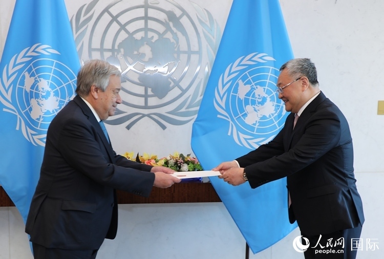 4月16日，中國新任常駐聯(lián)合國代表、特命全權(quán)大使傅聰在紐約聯(lián)合國總部向聯(lián)合國秘書長古特雷斯遞交了全權(quán)證書。 人民網(wǎng)記者 李志偉攝
