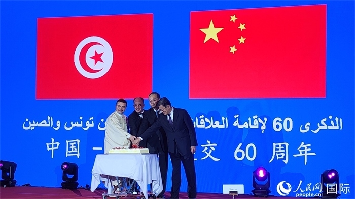 與會嘉賓共同切紀念蛋糕，從左至右分別為突尼斯國家旅游局局長侯賽因、突尼斯駐華大使阿迪勒·阿拉比、外交部副部長鄧勵、中國人民對外友好協(xié)會副會長李?？?。人民網(wǎng)記者 萬宇攝