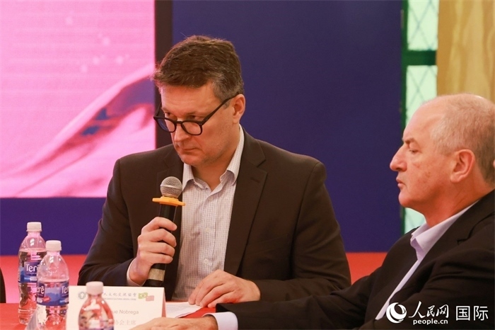 中巴友好協(xié)會(huì)主席恩里克·諾布雷加（左）在座談會(huì)上致辭。人民網(wǎng)記者 陳海琪攝