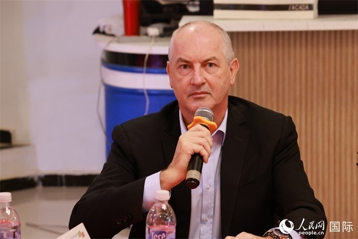 巴西里約大都會(huì)研究所執(zhí)行官西奧·舒克在座談會(huì)上致辭。人民網(wǎng)記者 陳海琪攝