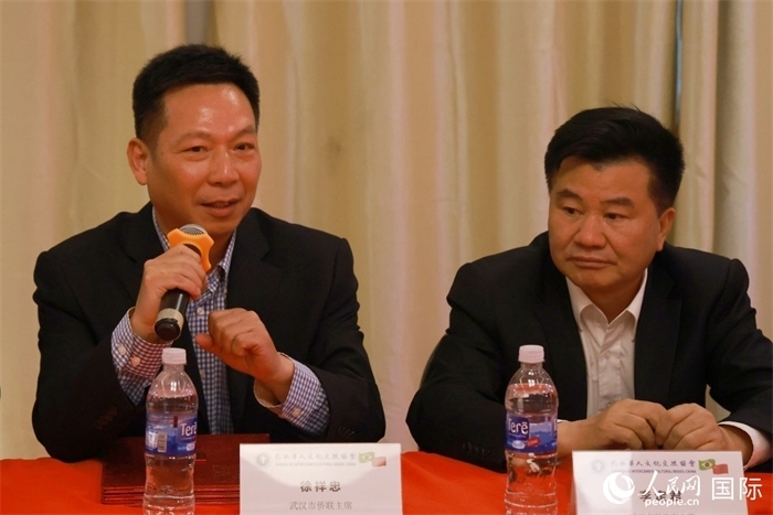 武漢市僑聯(lián)主席徐祥忠（左）在座談會(huì)上致辭。人民網(wǎng)記者 陳海琪攝