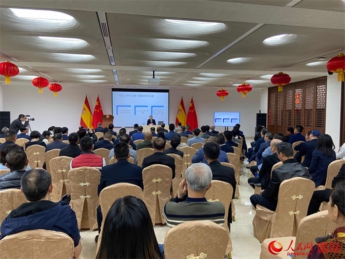 季奕鴻律師主講法律知識(shí)。人民網(wǎng)記者 范劍青攝