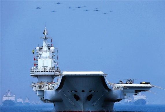 制空作戰(zhàn)梯隊(duì)飛越航母編隊(duì)上空（2018年攝）。 張雷攝