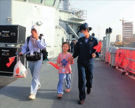 海軍軍艦赴蘇丹緊急撤離我在蘇丹人員。圖為海軍官兵帶領(lǐng)同胞登艦（2023年4月26日攝）。丁家興攝