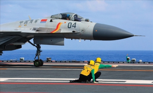 遼寧艦起飛助理作出放飛手勢，殲-15艦載戰(zhàn)斗機(jī)起飛（2020年4月攝）。張凱攝